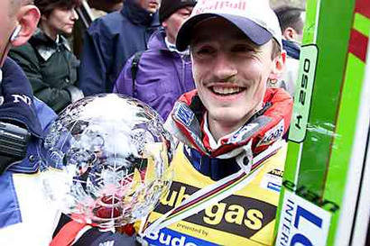 Planica - marzec 2002. Adam Maysz z Krysztaow Kul za zdobycie drugiego Pucharu wiata. fot. Jerzy Gumowski